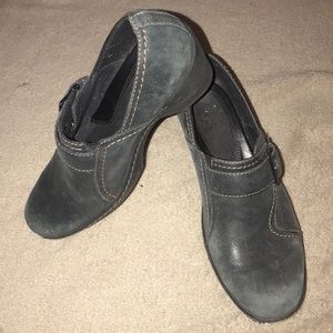Clarks size 8 blue leather chunky heels